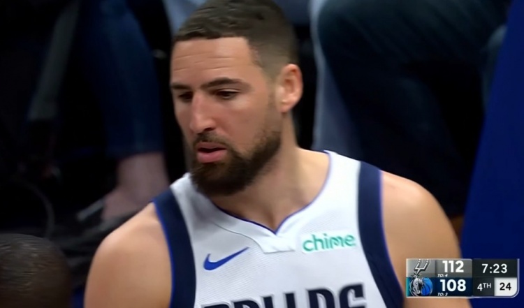 乐鱼vip-下去冷静下吧！克莱连续空位打铁&amp;三分5中0  还送尚帕尼三分犯规